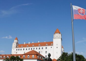 Slovakiya xarici avtomobillər üçün dizelin qiymətini 2 avrodan çox artırdı