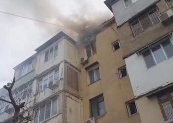 Bakıda yaşayış binasında yanğın baş verib – VİDEO