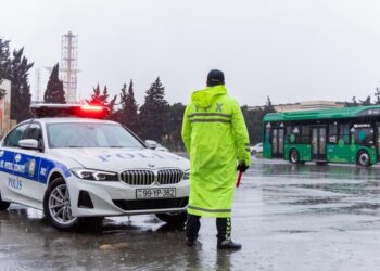 Yol polisi yağıntılı hava şəraiti ilə əlaqədar xəbərdarlıq edib