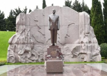Latviya Prezidenti Ulu Öndər Heydər Əliyevin məzarını ziyarət edib