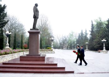 Nazir müavini Şamaxıda müəllim və valideynlərlə görüşüb