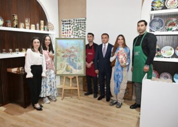 Leyla Əliyeva və Arzu Əliyeva Şəkidə “ABAD” Keramika və Tətbiqi Sənət Mərkəzi ilə tanış olublar