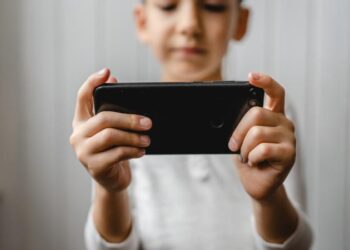 İngiltərədə məktəblərdə smartfon istifadəsi qadağan ediləcək