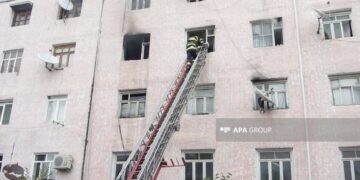 Bakıda yaşayış binasında yanğın söndürülüb – YENİLƏNİB