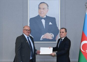 Britaniyanın yeni səfiri etimadnaməsinin surətini Ceyhun Bayramova təqdim etdi