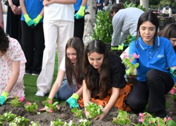 Leyla Əliyeva və Arzu Əliyeva Bakı Bulvarında mövsümi güllərin əkilməsi aksiyasında iştirak ediblər – FOTO