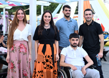 Leyla Əliyeva və Arzu Əliyeva “CandyFest” yay festivalını ziyarət edib və “Sehrli mirvari” su sirki şousunu izləyiblər – FOTO