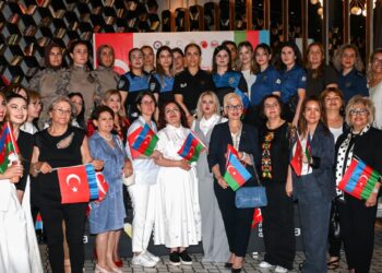 “Köhnə çamadanlar” Adana tamaşaçısı ilə görüşüb