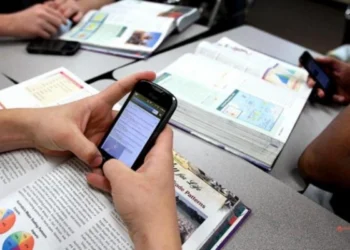 MÜTDA: Şagirdlərin dərs və məşğələdə mobil telefondan istifadəsi qadağan edilir