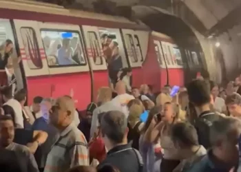 İstanbulda Sabiha Gökçen Hava Limanına gedən metro qatarı relsdən çıxıb