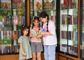 Şuşanın mərkəzində günəş enerjisi ilə işləyən “Kitab dayanacağı” istifadəyə verilib