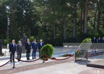 XİN-in rəhbər heyəti Fəxri xiyabanı ziyarət edib – FOTO