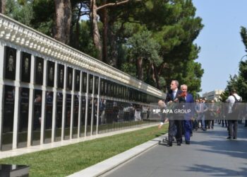 Xarici İşlər Nazirliyinin kollektivi Şəhidlər xiyabanını ziyarət edib – FOTO