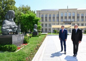 Prezidentlər İlham Əliyev və Peter Pelleqrini Şuşada işğal dövründə güllələnmiş büstlərinə baxıblar