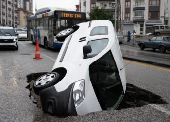 Türkiyədə güclü yağış və fırtına nəticəsində bir nəfər ölüb, 35 vilayət üçün xəbərdarlıq edilib