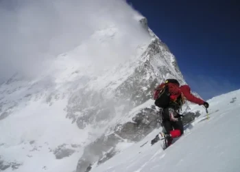 Kabardin-Balkarda iki alpinist dağa qalxarkən yıxılıb