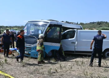 Türkiyədə mikroavtobus minik avtomobili ilə toqquşub, ölən və yaralananlar var