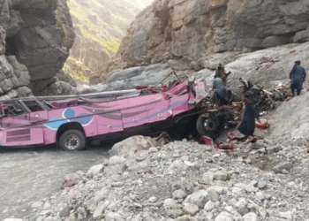Pakistanda sərnişin avtobusu dərəyə çırpıldı: 40 ölü