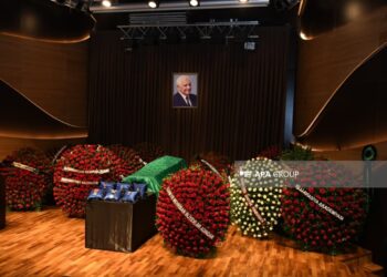 Nəriman Həsənzadə ilə vida mərasimi keçirilib, Prezident və Birinci vitse-prezident əklil göndərib – FOTO
