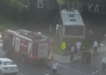 İstanbulda avtobus qəzaya uğrayıb, ölən və 20-yə yaxın yaralı var