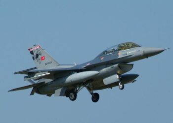 Türkiyədə F-16 qırıcısı qəzaya uğrayıb