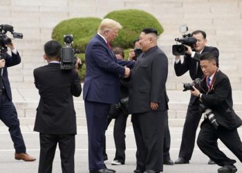 Tramp Kim Çen Inla dost olmaq istəyir