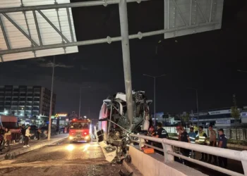 Adanada sərnişin avtobusu qəzaya uğrayıb, 10-dan çox şəxs xəsarət alıb