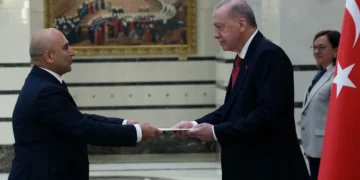 Rəşad Aslanov etimadnaməsini Ərdoğana təqdim edib