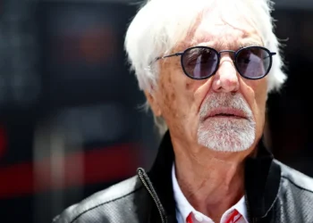 “Formula 1″in keçmiş rəhbəri Berni Ekklstounun baqajında ov tüfəngi aşkarlanıb
