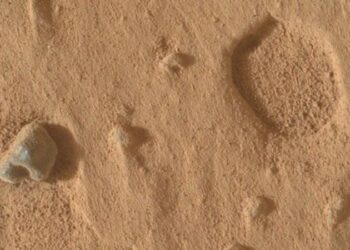 NASA Marsda sirli deşiklər aşkar edib