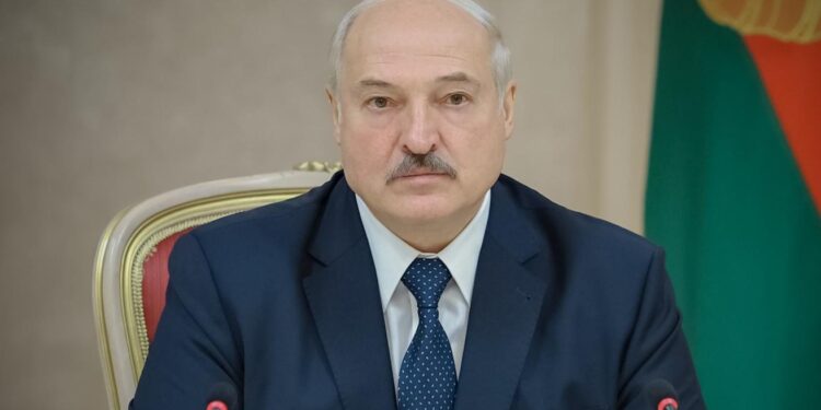 Lukaşenko: “Müharibədən qaçmağa çalışırıq, lakin hazır olmalıyıq”