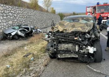 Türkiyədə iki avtomobil toqquşub, ölən və yaralananlar var