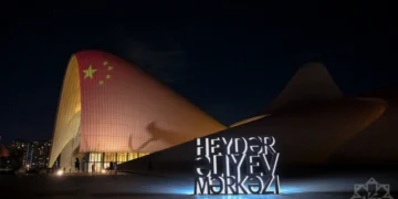 Heydər Əliyev Mərkəzi Çin bayrağının rəngləri ilə işıqlandırılıb