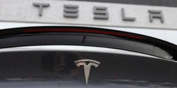 İlon Mask uçan Tesla-nı təqdim etdi