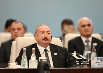 Ayağa qalxaraq alqışlanası strategiya – Politoloqdan SENSASİON YAZI