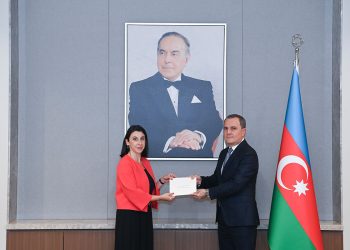 Fransanın yeni səfiri etimadnaməsinin surətini Ceyhun Bayramova təqdim edib