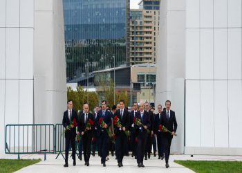 Ədliyyə Nazirliyinin kollektivi Zəfər parkını ziyarət edib