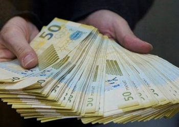 Bank əmanətçilərinin depozit gəlirləri 45% artıb