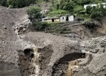 Hindistanda torpaq sürüşməsi nəticəsində azı 18 nəfər ölüb