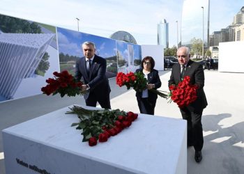 Dövlət və hökumət rəsmiləri Zəfər parkında…