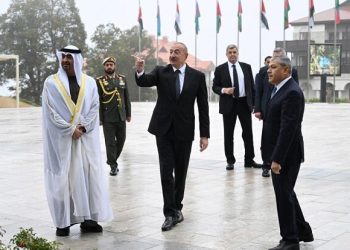 Prezidentlər Şuşada güllələnmiş heykəllərə baxdılar