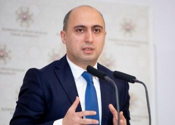 Nazir dərslikləri pulla satan müəllimlərdən danışdı