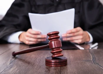 Hərbi komissarın məhkəməsində: Yararsız hərbi biletə görə 22 min manat verdim