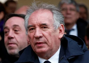 Fransanın Baş naziri etimadı doğrultmayıb, parlamentdə çoxluq hökumətin əleyhinə çıxıb